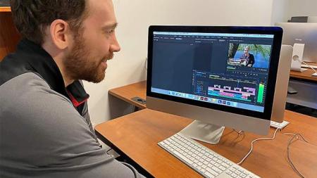 Instructor teaching After Effects bootcamp course, explaining special effects and motion graphics techniques.